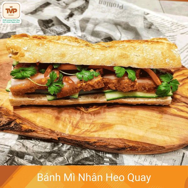 Bánh mì nhân heo quay một món ngon đường phố không thể bỏ qua.