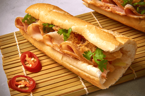 Bánh mì que xúc xích sự pha trộn tài tình giữa truyền thống và hiện đại.
