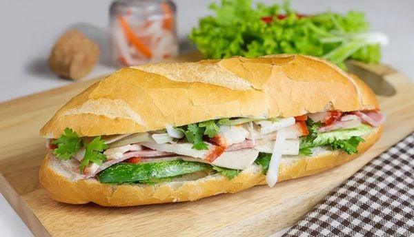 Thưởng thức trọn vẹn hương vị bánh mì với sự kết hợp hoàn hảo giữa vỏ bánh giòn tan, nhân thịt đậm đà.