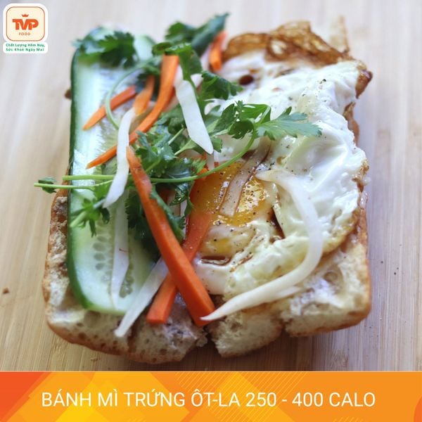 Bánh mì trứng lựa chọn nhẹ nhàng và giàu chất xơ, thường chứa khoảng 250-400 calo.